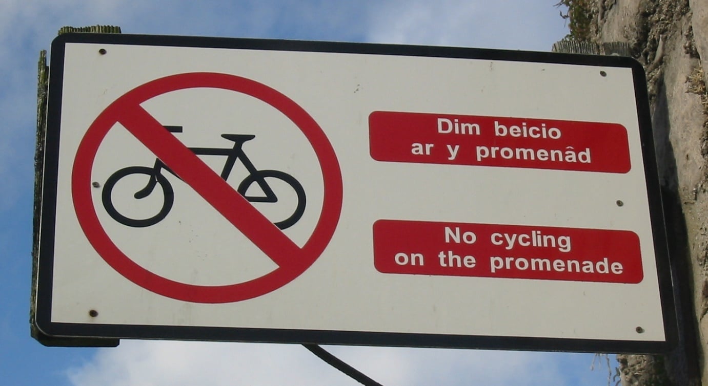 Languages-of-UK-Bilingual-signs